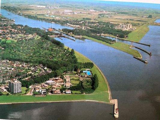 Haus ist rechts vom Hochhaus