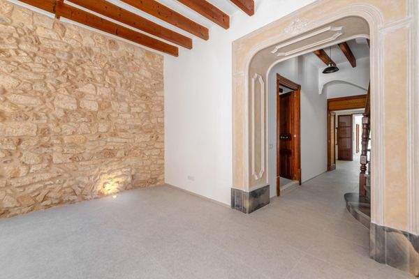 Wohnbereich mit Natursteinwand