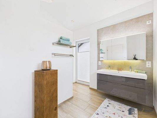 Badezimmer ( Masterbereich)