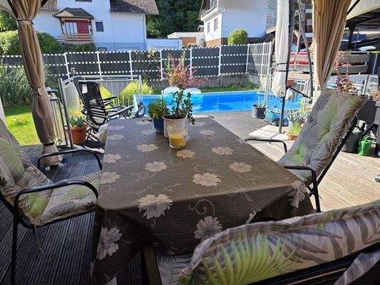 Terrasse mit Blick zum Pool