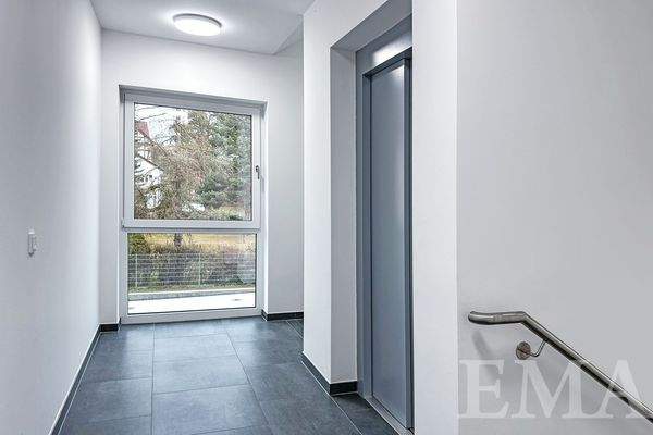 Hausflur mit Personenaufzug