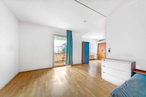 (Wände mit KI nachbearbeitet)