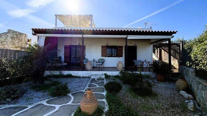 Kreta, Apokoronas: Wunderschönes 2-Schlafzimmer-Haus mit Meerblick, Garten und Dachterrasse in Plaka bei Chania