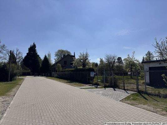 Anliegerstraße - rechts befindet sich das Grundstück