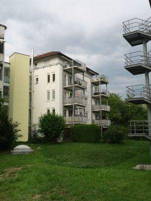 Mehrfamilienhaus mit Balkonen