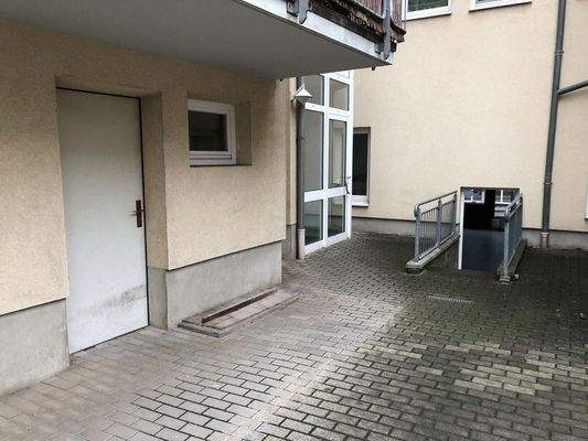 Hintereingang und Lager