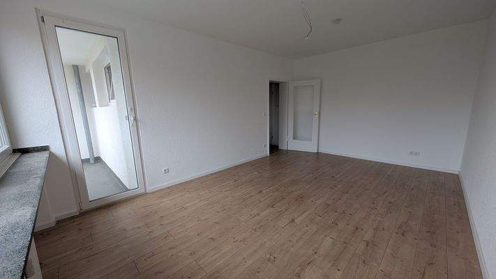 Leeres Wohnzimmer mit Balkon