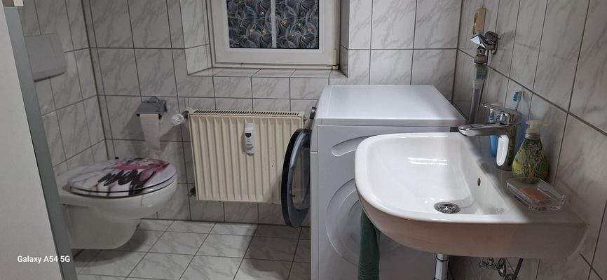 Bad mit Fenster und WM Anschluss