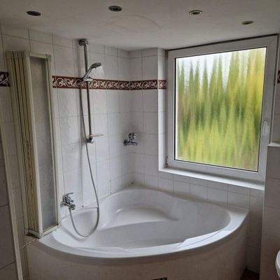 Rundbadewanne mit Duschabtrennung.jpg