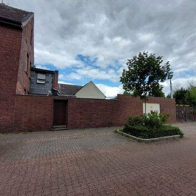 1302 Ansicht Südosten, Hofeingang u. Garage