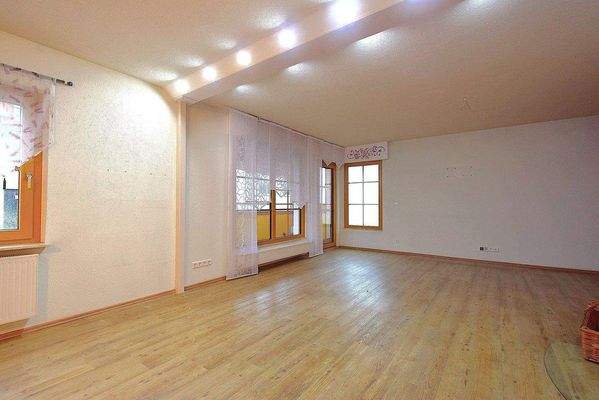 EG: Wohnzimmer mit Zugang zum Balkon      DSC.JPG