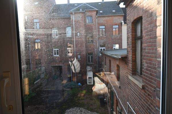 Rückansicht mit Hofeinfahrt