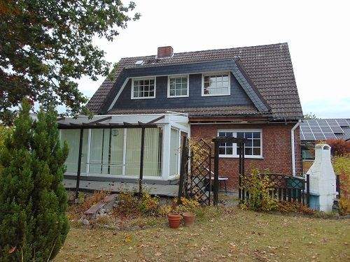 Haus mit Wintergarten und Terrasse Bild 1.jpg