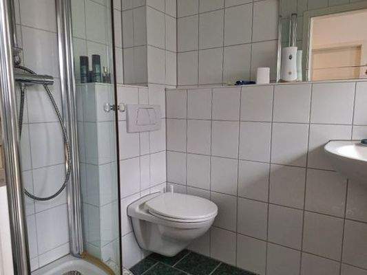 Bad mit Dusche im Erdgeschoss