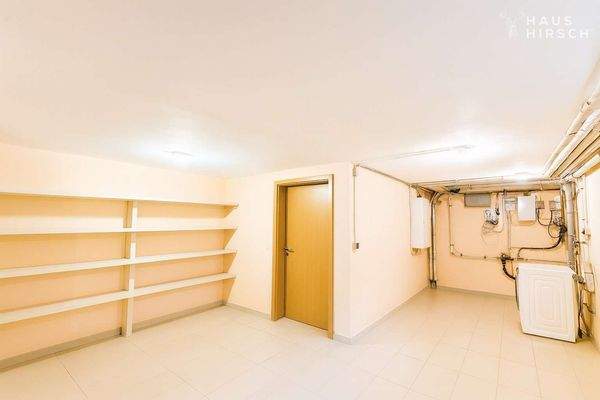 UG großer Abstellraum mit Haustechnik und Waschmaschine