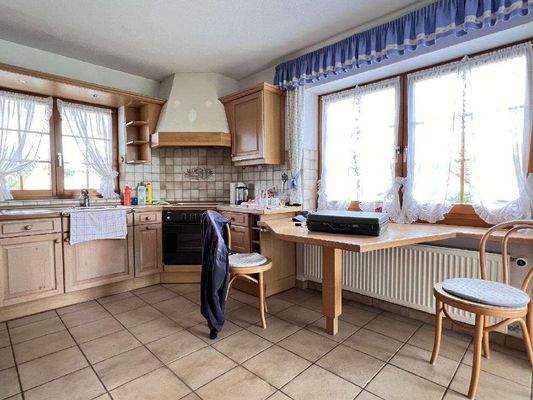 Große Küche mit Essplatz