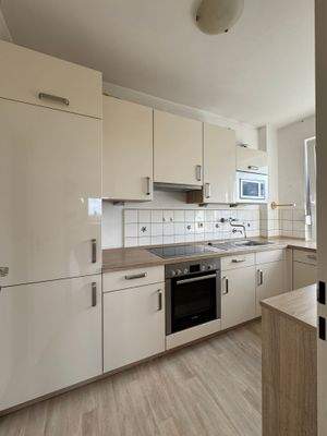 Küche mit Microwelle und Kühl-Gefrierkombination