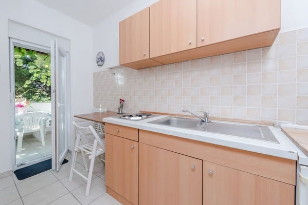 1. OG: Küche eines Zimmers, Balkon