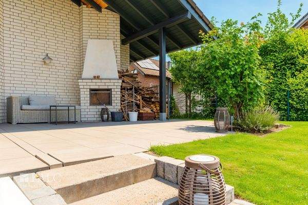 Terrasse mit Außenkamin