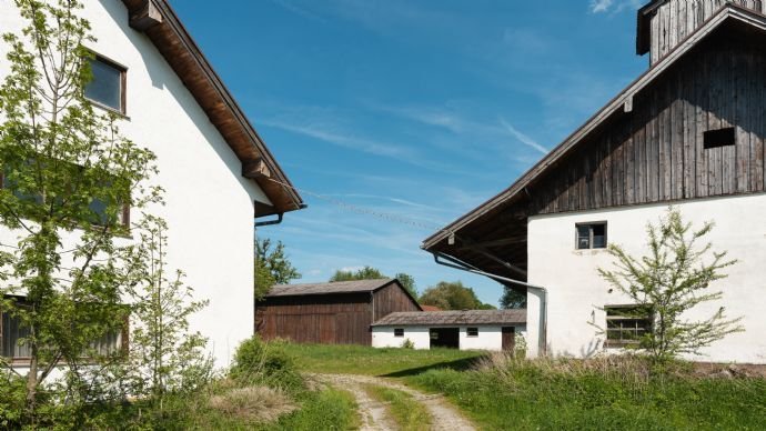 GROßZÜGIGER ROTTALER 3-SEITHOF MIT CA. 1.300 M² AN GEBÄUDEFLÄCHEN, DAVON CA. 300 M² WOHNFLÄCHE - CA. 18.000 M² GROßEM GRUNDSTÜCK -WIESENFLÄCHEN