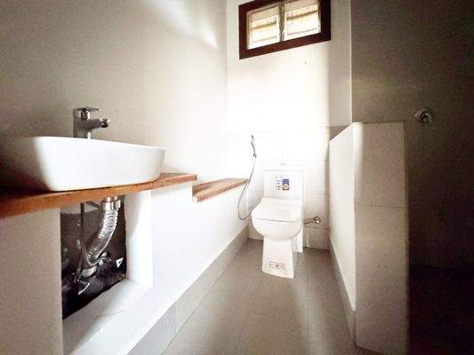 Bathroom with shower.jpg