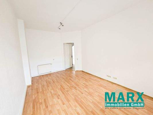 Büroraum mit Blick zum Flur