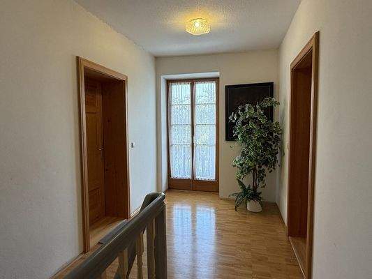 Flur mit Balkontüre