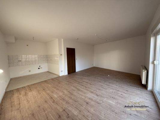 Wohnzimmer mit offener Küche (2)