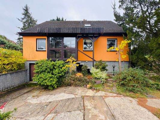 Hausansicht mit Tiefgarage