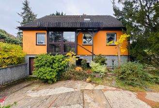 Hausansicht mit Tiefgarage