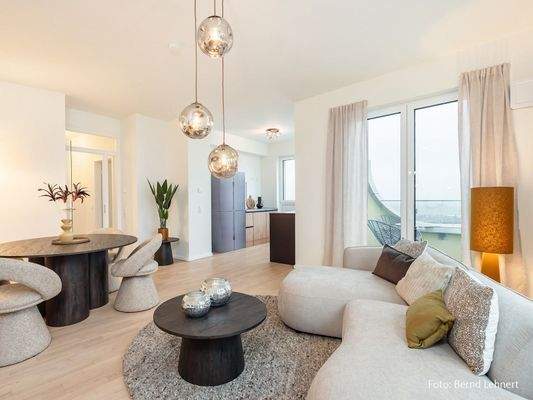 Wohnbereich mit Blick in die offene Küche