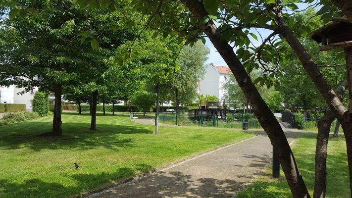 Wunderschöner grüner Innenhof