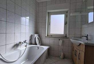Bad mit Badewanne