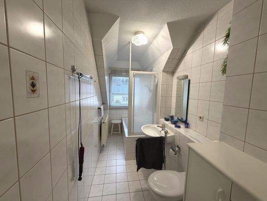 Tageslichtbad mit Wanne