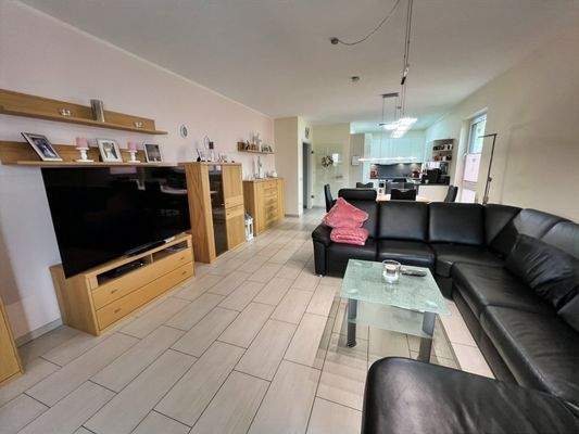 Wohnzimmer mit Blick zur offenen Küche