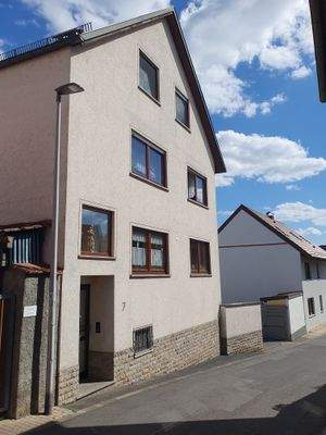 Stirnseite von der Straße aus mit Haupteingang