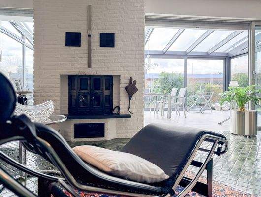 Wohnbereich mit Kamin und Blick in den großzügigen