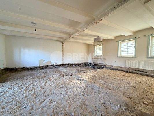 Wohnzimmer mit ausgebautem Boden