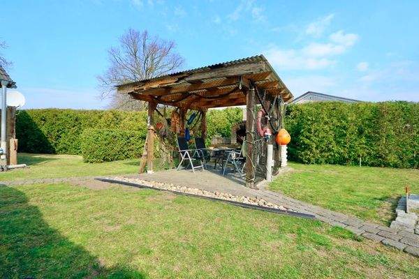 Die praktische Sitzecke für Grillabende im Sommer