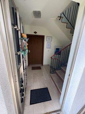 Hauseingangsbereich mit Zugang Wohnung EG