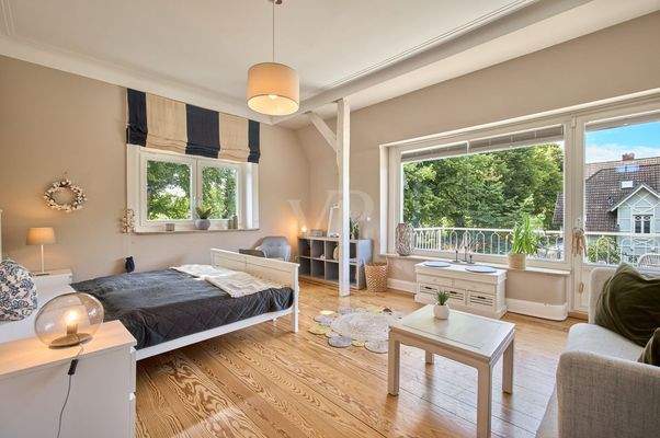 großes lichtdurchflutetes Schlafzimmer mit Balkon