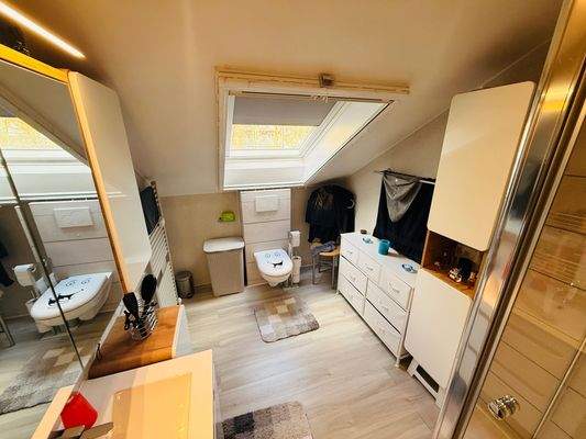 16 Badezimmer mit Dusche