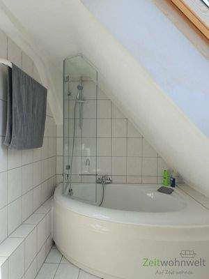 Eckbadewanne mit Duschabtrennung