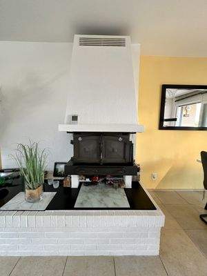 Gemütlicher Kamin mit moderner Klimaanlage - Wärme und Kühlung perfekt vereint