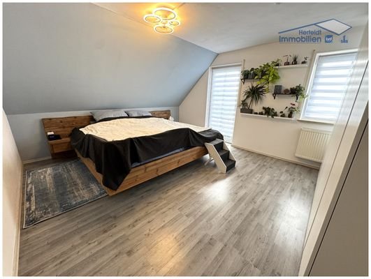 Großes Schlafzimmer