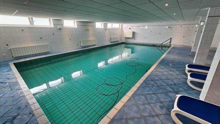 Schwimmbad mit Fenstern!