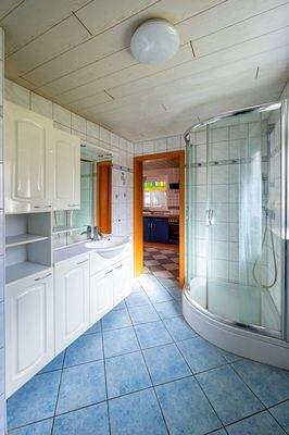 Bad Erdgeschoss Bild 2