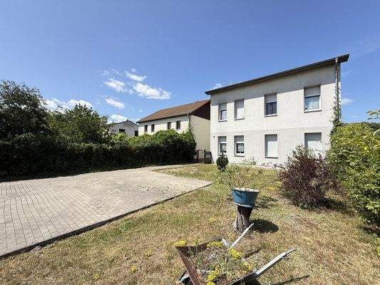 Haus- und Parkplatzansicht