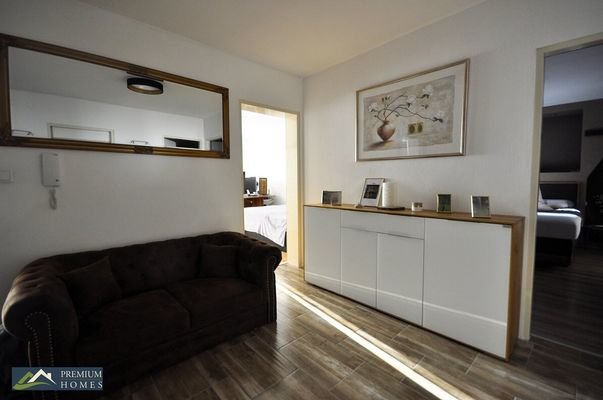 Schwaz - großzügiger, eleganter Wohnraum - offener Wohnbereich - Flur mit Zugängen zum Büro und Schlafzimmer