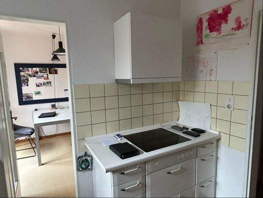 Küche mit Durchgang zum Esszimmer